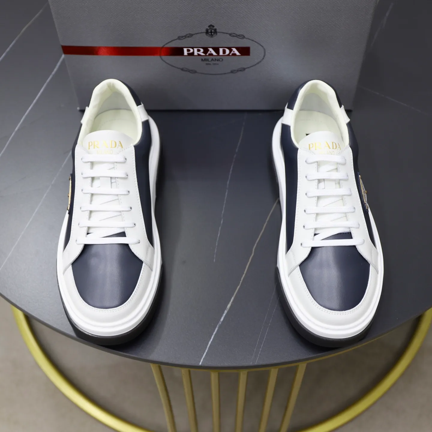 Factory price: 720💰Top original order Brand: PRADA (Prada) Standard code: Men's size 38/44 (45 can be customized) Grade: Same as the official website Material: Original cowhide stitching imported cowhide lining Original combination two-color wear-resistant soft outsole Style category: Leisure and sports version Young fashion European and American trend British style Color: Actual picture color